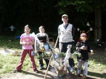 Kinder vor ihrem Werk